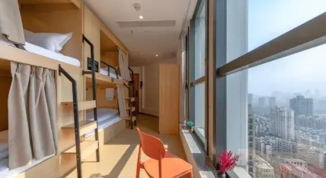 Кровать в общем номере с видом на город Kepler Planet Youth Hostel (Hangzhou Wulin Square Baoshanqiao Metro Station)
