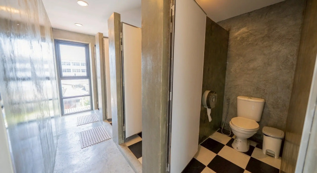 Кровать в общем номере Koenji Guest House & Bar Chiang Mai