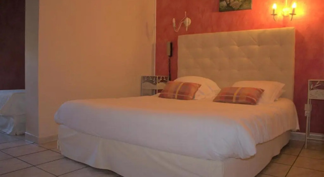 Трёхместный номер Standard Logis Hôtel Le Clement V