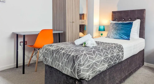 Group Stay Deasls on Outfield 5BR House w 10 Beds