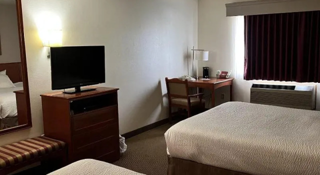 Четырёхместный номер Standard Serena Inn & Suites