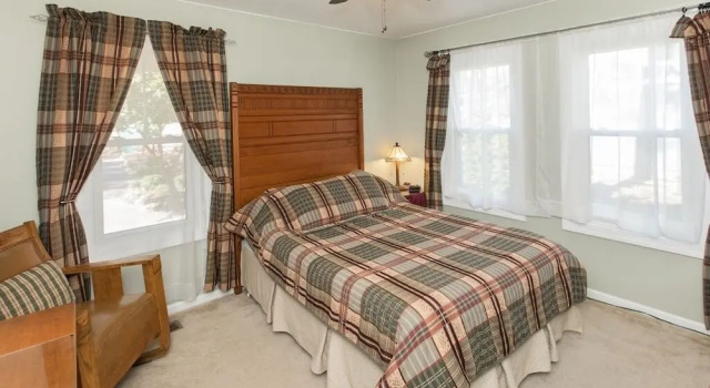 Beach Wood Retreat 4 Bedrooms 2 Bathrooms Home