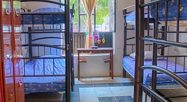 Кровать в общем номере Hostal de María