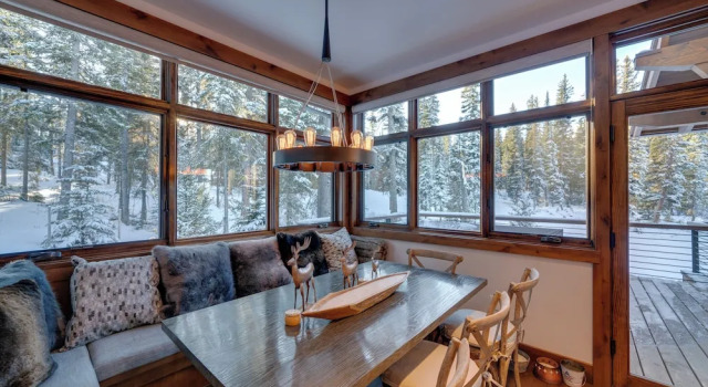 Custom Ski-in/out Chalet With Hot Tub & Wet Bars!, Buchen Sie Chalet Hotels in Montana mit Parkplatz, Parkplätze