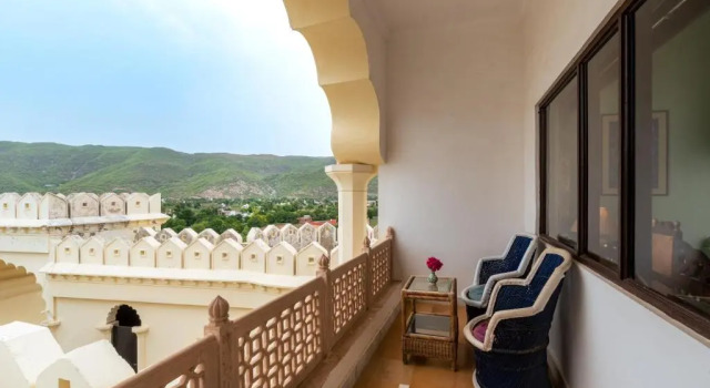 Люкс с балконом Gulaab Niwaas Palace