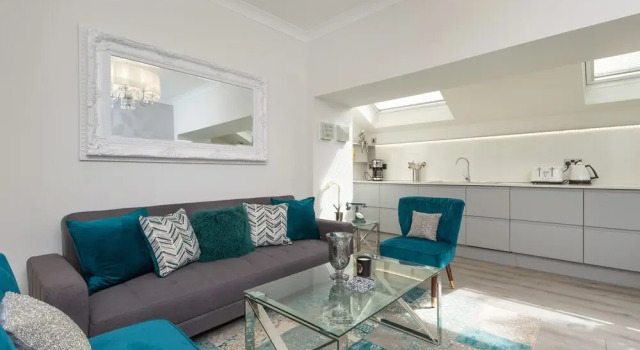 City Centre Main Door Apartment on the Beautiful Park