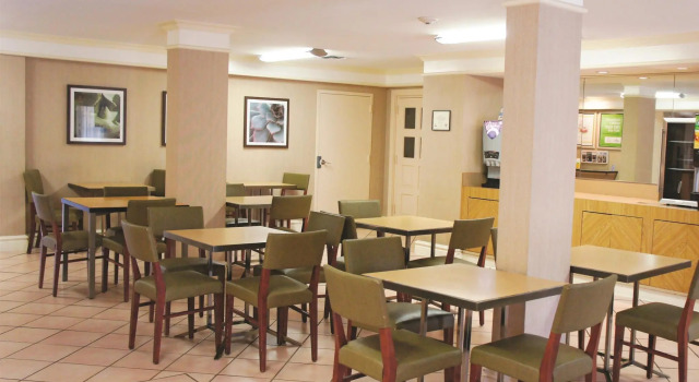 Кровать в общем номере La Quinta Inn Houston Greenway Plaza