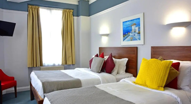 Трёхместный номер Standard Royal Oxford Hotel