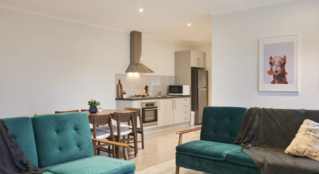 Earthy And Polished 2 Bedroom Unit In Chadstone, Book Hotel  