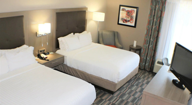 Четырёхместный номер Standard Holiday Inn Express Woodstock-Shenandoah Valley by IHG