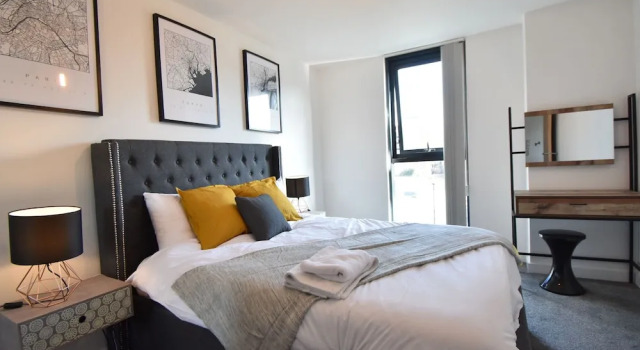 Contemporary Apartment in Sheffield near River