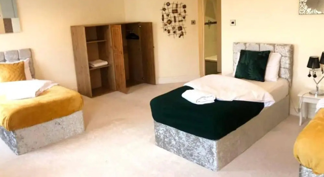 Spacious 3BR Home in Bedford for Big Groups, Book Feriehus Hoteller i Bedfordshire med parkering, Parkering