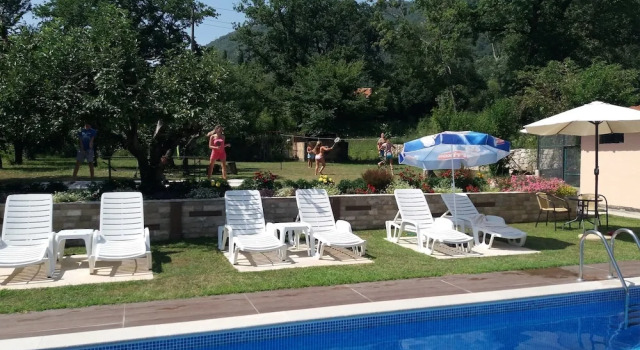 Studio With Pool Near Airport, Reserva ahora Apartamento Hoteles en Tivat County con aparcamiento, Aparcamiento