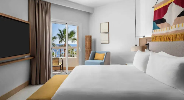 Двухместный люкс Beachside Premium с видом на море DoubleTree by Hilton Sharm El Sheikh Sharm Bay