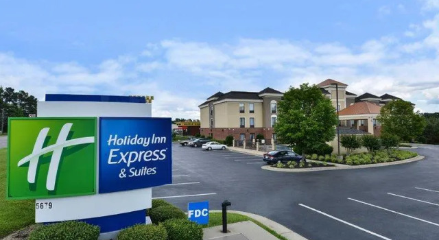 Кровать в общем номере Holiday Inn Express Hotel & Suites Petersburg/Dinwiddie by IHG