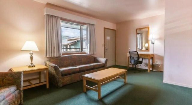 Люкс RiverTree Inn & Suites