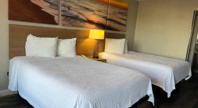 Четырёхместный номер Standard Days Inn & Suites by Wyndham Dayton North