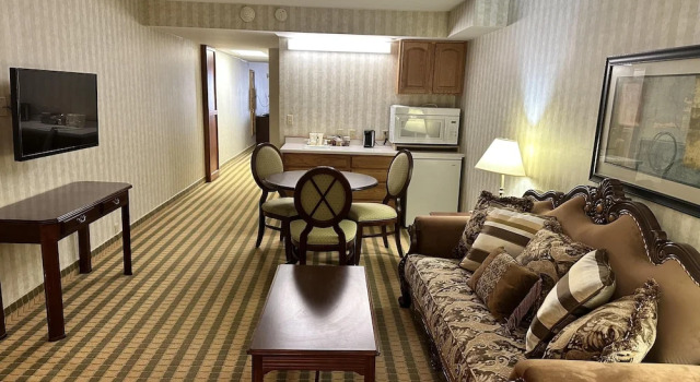 Двухместный люкс Ramada by Wyndham Saginaw Hotel & Suites