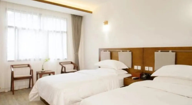 Floral Hotel Fenghuang Poshan Mansion, Rezervovat Hotel Hotely v Feng-chuang s parkováním, Parkování