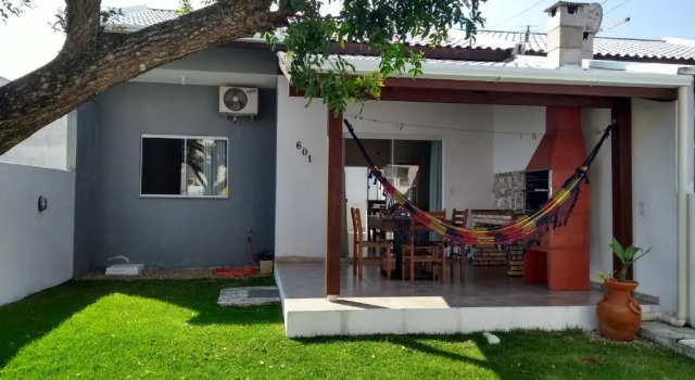 Casa com ótima localização a 100 metros da praia, Забронировать Отель Бомбиньяс Санта-Катарина, рядом с Пляж Morrinhos