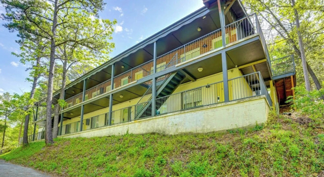 Trolley to Dtwn Eureka Springs! Tree-lined Studio, Забронировать Апартаменты/квартира Апартаменты Юрика-Спрингса, рядом с Black Bass Lake, Апартаменты/квартира