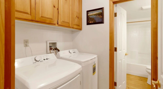 2242 - Happy Hour Inn 3 Bedroom Home by Redawning