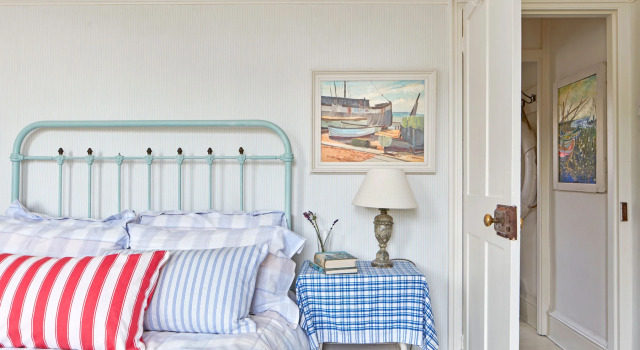 Boho-chic bolthole on the beach - Mariner's Cottage