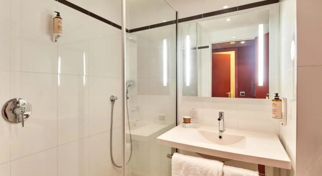 Двухместный номер B&B HOTEL Saint-Quentin-en-Yvelines Centre Gare 4 étoiles