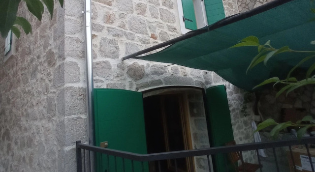 Experience Fairytale Moments in a Beautiful old Village at Island of Hvar, Prenota Appartamento Pitve 