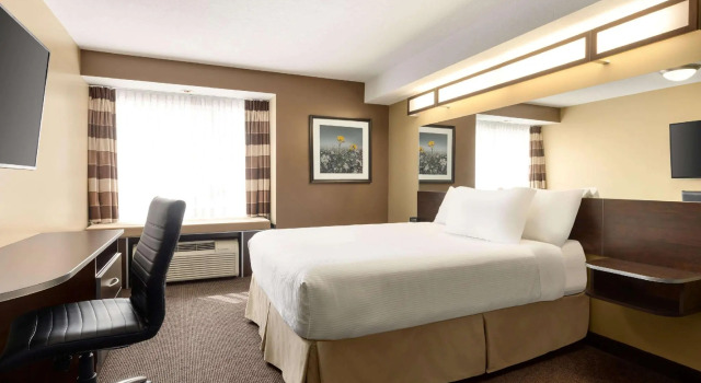 Двухместный номер Standard Microtel Inn & Suites by Wyndham Estevan