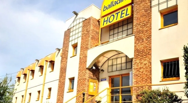 Hôtel & Résidence Sarcelles, Varaa Hotelli Hotellit Val d'Oise pysäköinnillä, Pysäköinti