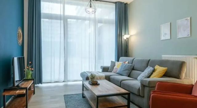 Bright Apartment Near the Beach