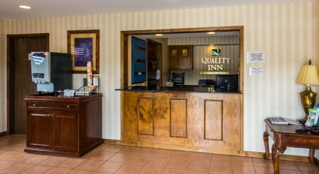 Quality Inn - Newport News, Varaa Hotelli Hotellit Minnesota pysäköinnillä, Pysäköinti