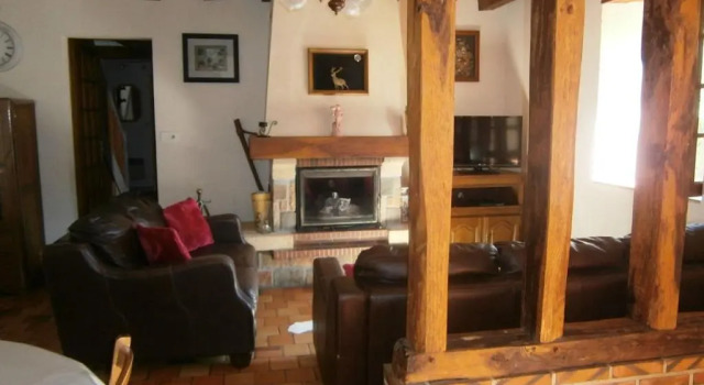 Gîte spacieux avec billard, cheminée & terrasse, près de la forêt de Bercé, Wi-Fi & activités nature - FR-1-410-337, Забронировать Отель Туаре-сюр-Динан 