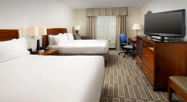 Четырёхместный номер Standard Holiday Inn Express Baltimore at the Stadiums by IHG