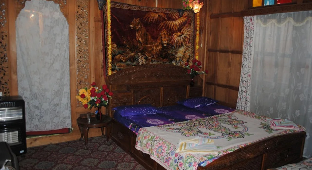 Трёхместный номер Classic с балконом Houseboat Zaindari Palace