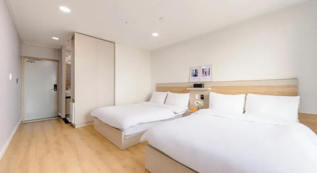 Четырёхместный номер Deluxe с красивым видом из окна Cordelia Hotel