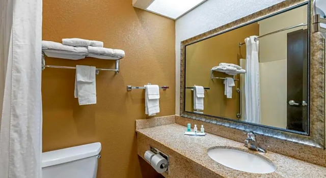 Шестиместный номер Standard Quality Inn & Suites Jefferson City