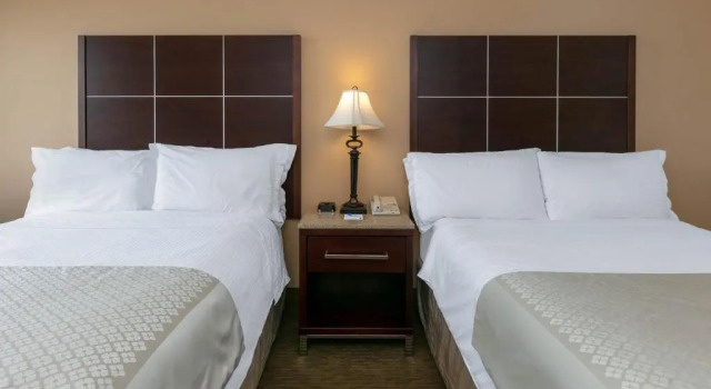 Четырёхместный номер Standard Wyndham Riverfront Hotel