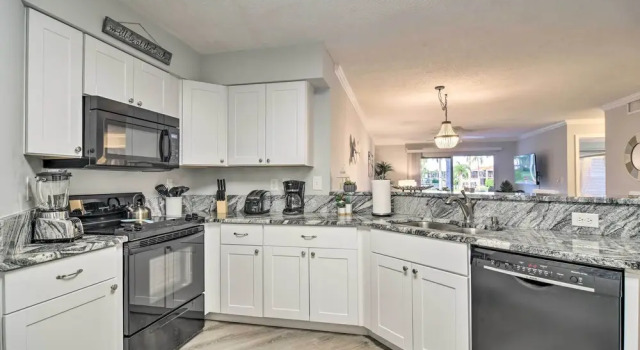 Апартаменты St Pete Condo w/ Patio & Pool ~ 2 Mi to Beach