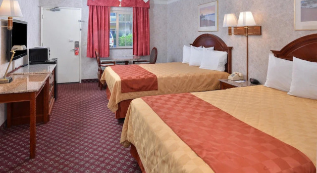 Четырёхместный номер Standard с балконом Americas Best Value Inn & Suites - Fontana