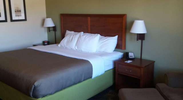 Двухместный номер Standard AmericInn by Wyndham Kewanee