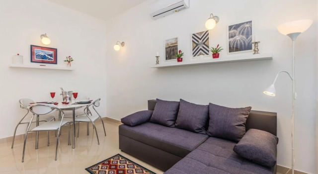 Nice Home in Njivice with Hot Tub, WiFi & 1 Bedrooms, Prenota Hotel Hotel a Isole Quarnerine con parcheggio, Parcheggio