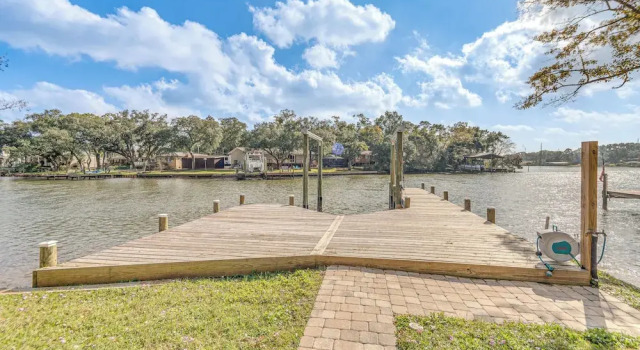 Коттедж Waterfront Retreat w/ Outdoor Oasis in Pensacola
