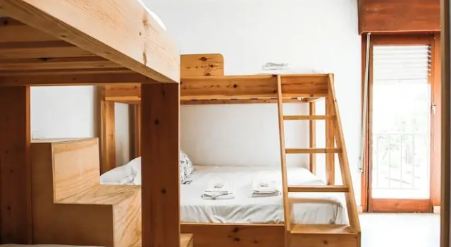 Четырёхместный семейный номер Standard с видом на сад Latas Surf Lodge