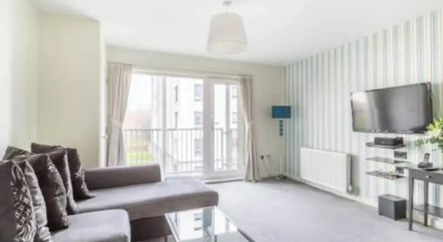 Modern 2 Bedroom Property in Stylish Complex, Забронировать Отель Отели Эдинбурга с парковкой, рядом с Холирудское абатство, Парковка