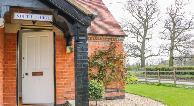 South Lodge - Longford Hall Farm Holiday Cottages, Забронировать Фермерский дом Фермерские дома Англии, Фермерский дом