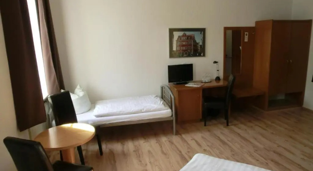 Трёхместный номер Standard Hotel Schweizer Hof
