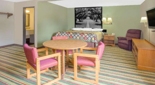 Номер Standard Super 8 by Wyndham Champaign