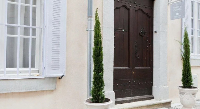 Chambres d'hôtes Les Trois Comtes, Book Hotel Hoteller i Rhône-Alps med parkering, Parkering